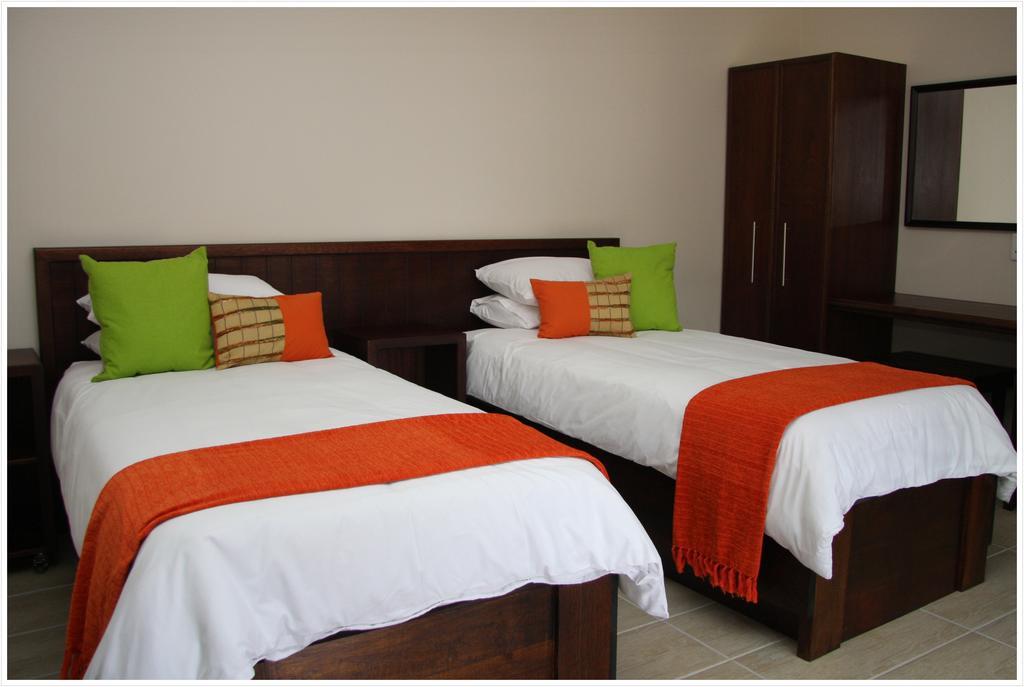 Be At Home Guesthouse Klerksdorp Ruang foto